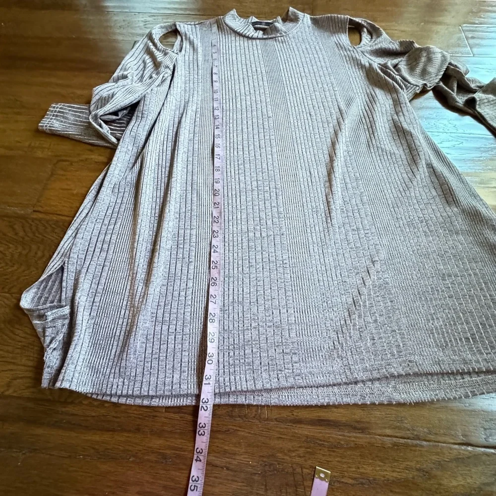 Signature Collection Cold Shoulder Top - Picture 10 of 10